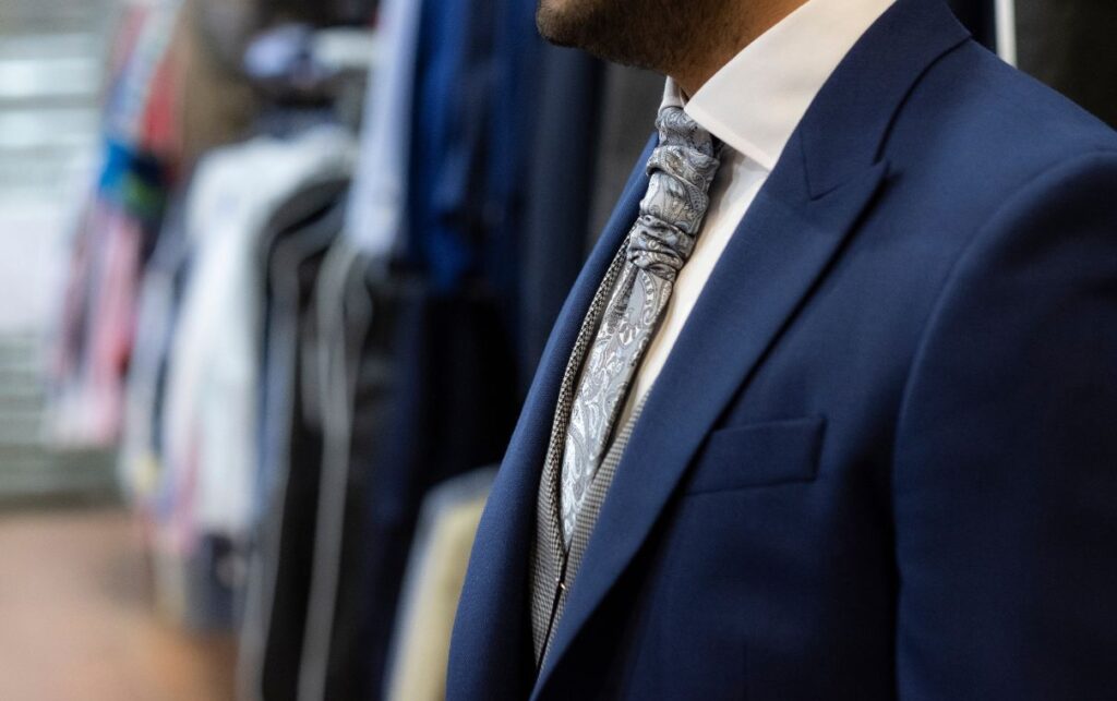 homme dans son costume de marié