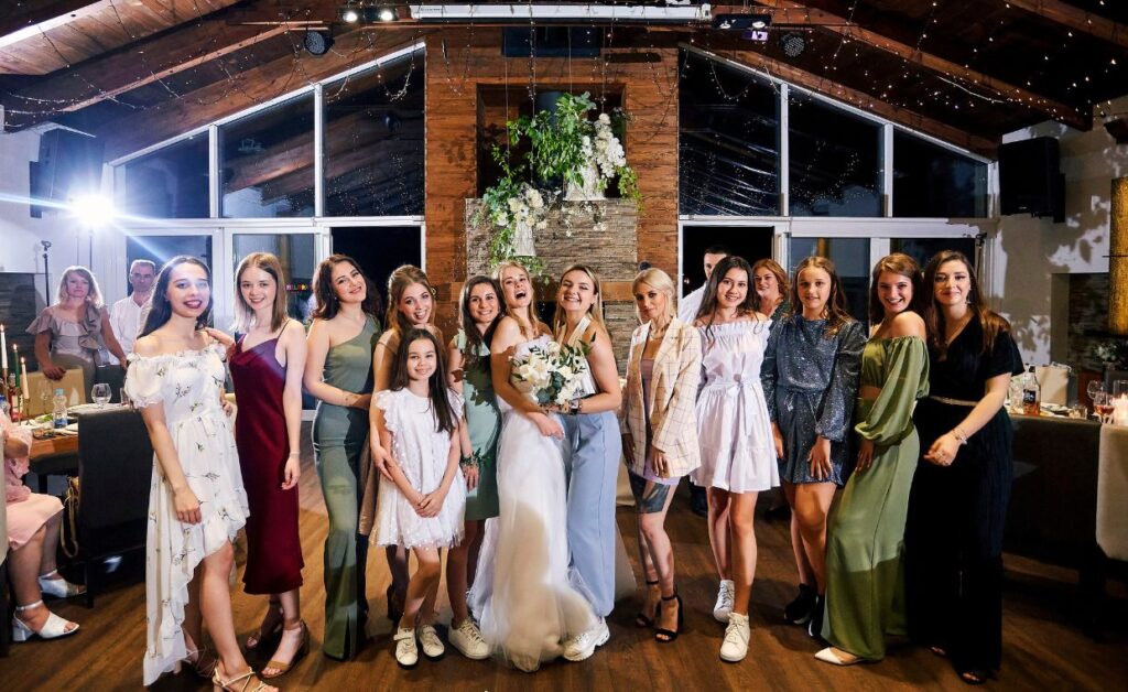 femme invité mariage