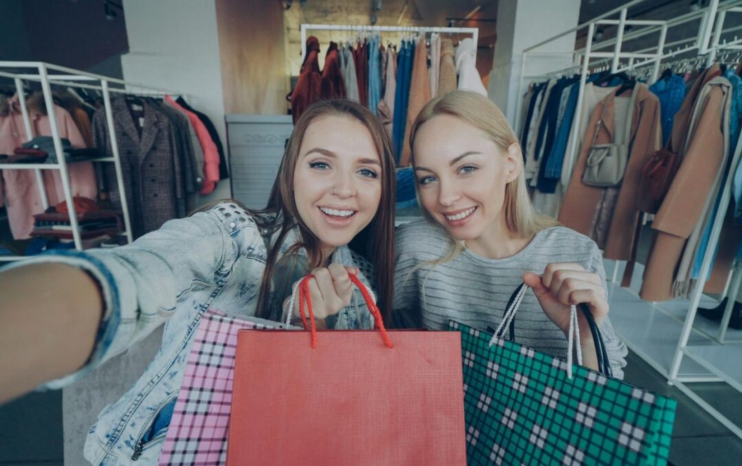femmes qui font du shopping