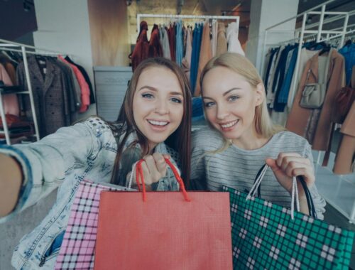 femmes qui font du shopping