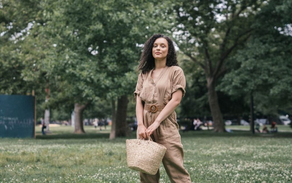 femme en combi beige dans un parc