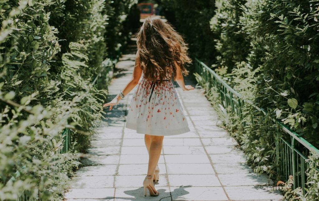 look femme avec robe midi